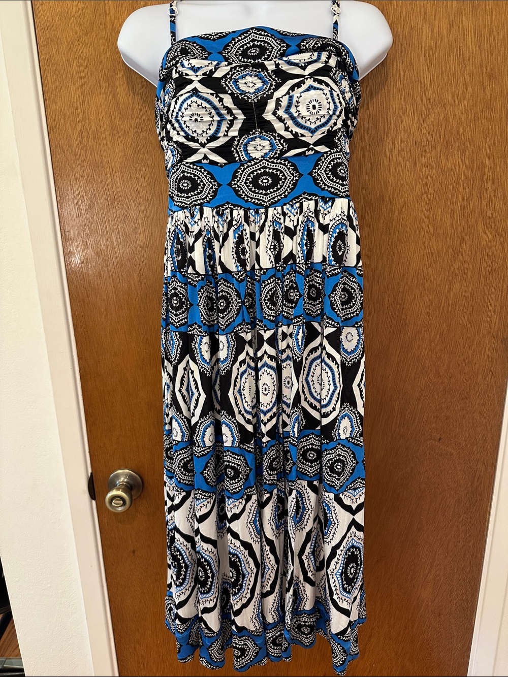 White House Black Market dress, straps, or strapless, size 8, cute and flowy.